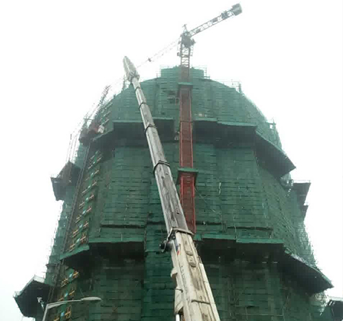 巴里坤哈萨克吊车在工地上作业